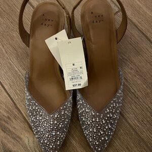 Point toe sparkly heels